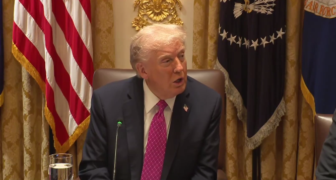 Вже не тільки Україна. Трамп вигадав нову причину росту цін на пальне